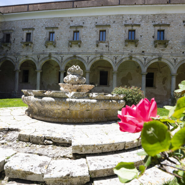 Fontana esterna Abbazia Santa Maria del Bosco - Contessa Entellina