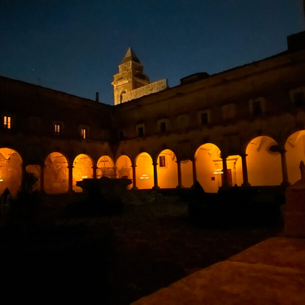 Chiostro rettangolare Abbazia Santa Maria del Bosco