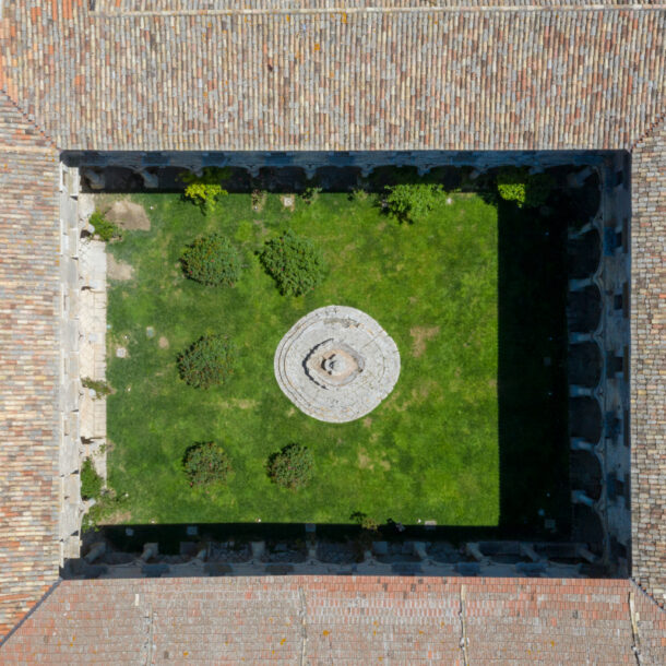 Chiostro rettangolare Abbazia Santa Maria del Bosco