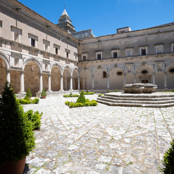 Chiostro quadrato Abbazia Santa Maria del Bosco