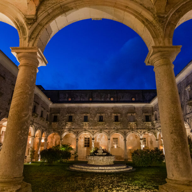 Chiostro rettangolare Abbazia Santa Maria del Bosco